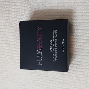 Huda Beauty Easy bake loose powder